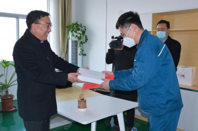 山东省潍坊市人大常委会副主任范福生莅临山东伟易博药业指导慰问