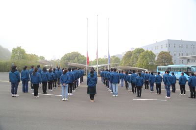 伟易博医药举行周年庆升旗仪式及宣誓活动！