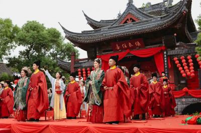 家国同庆 见证幸福! 伟易博医药程明郭晶伉俪加入绍兴市青年人才水上整体婚礼